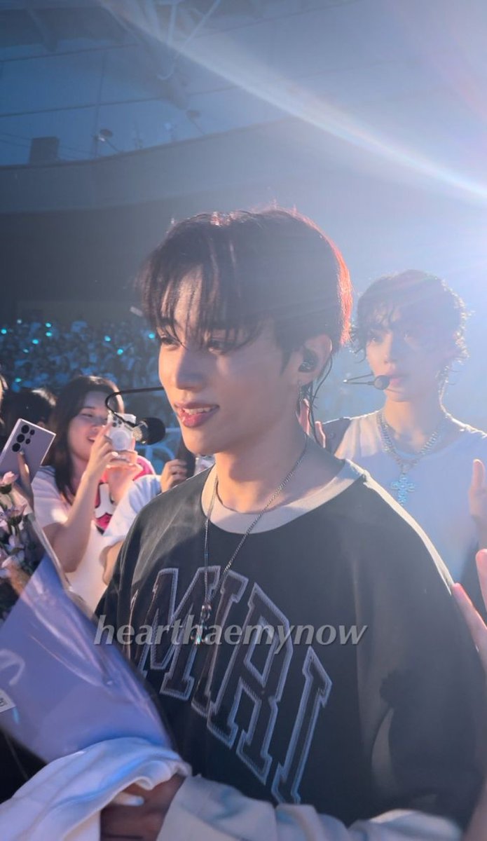 선우 미모 감상하다 뒤에 찬희보고 천사인줄 알앗어..