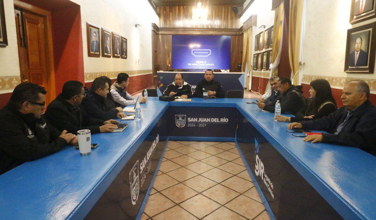 RobertoCabreraV's tweet photo. Arrancamos el día muy temprano con reunión de gabinete para seguir coordinando acciones de todas las áreas por el bien de San Juan. Secretarios y directores presentaron sus avances para fortalecer nuestro #LegadoDeBienComún. ¡Excelente inicio de semana, familias! https://t.co/7Ol6lMFFsU