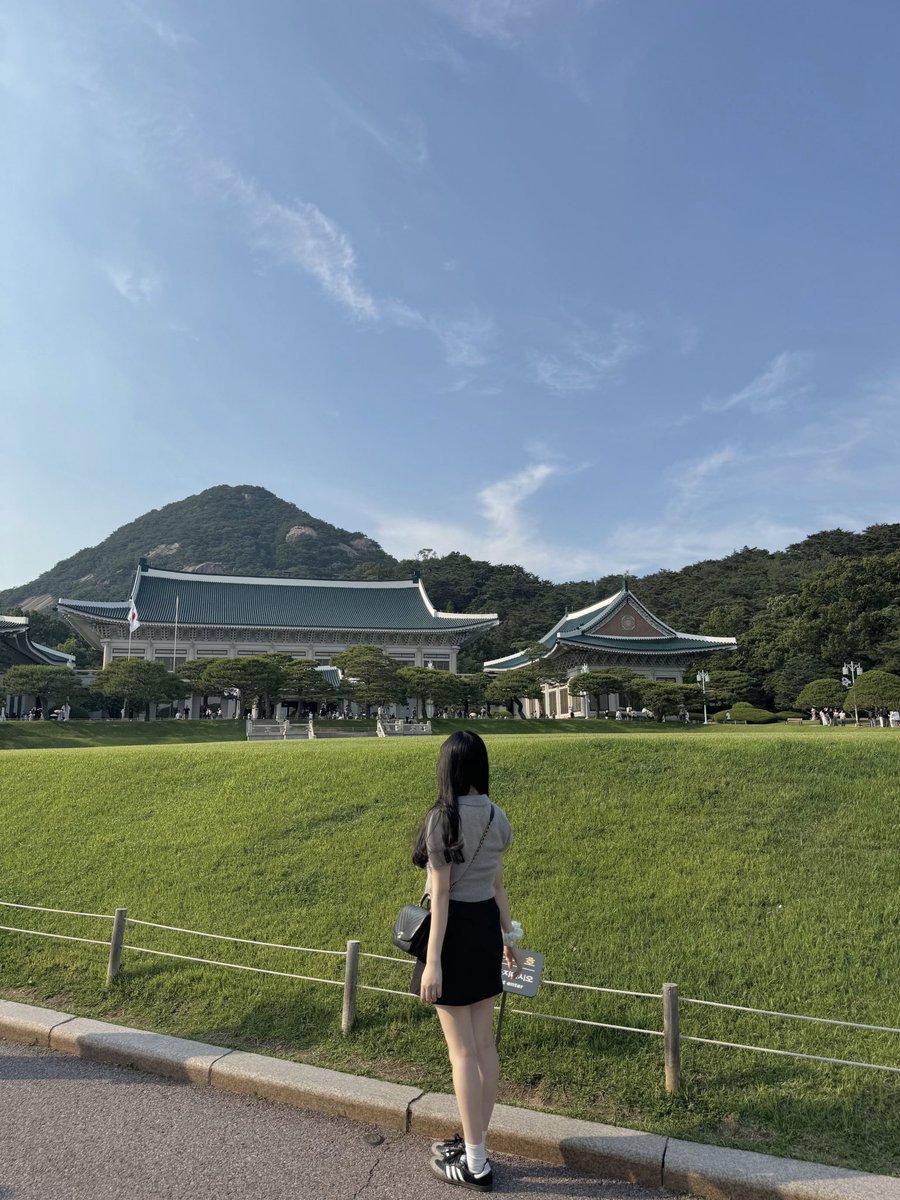 青瓦台(チョンワデ)が8月から一時閉鎖されるってきいて前日予約の駆け込みで行ってきたけどかなり良かった、、✨想像の3倍は大きくて歩き疲れたけど、今の機会逃したら今後入れるかわからないから行っとくべき😣✊🏻
予約は基本埋まってるけど、平日は割と秒単位で취소표出てくるからまだチャンスある！