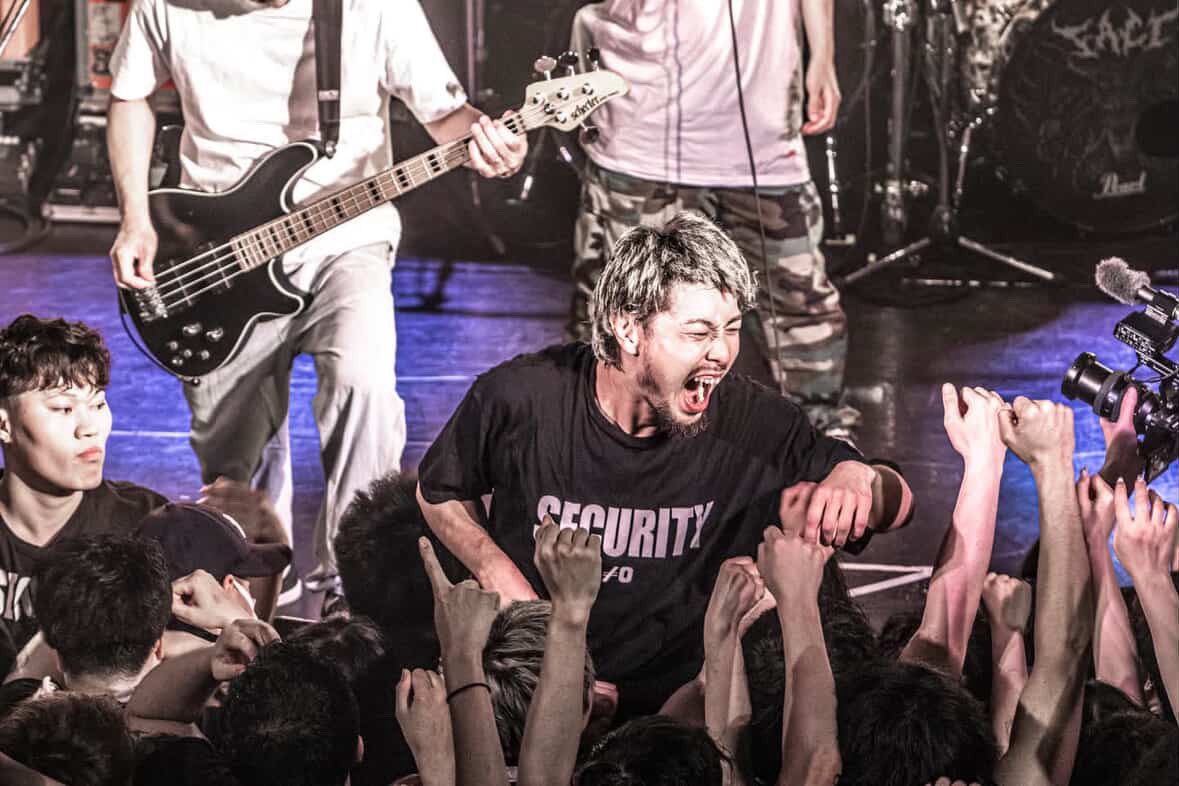 kkktttrrr's tweet photo. 今回FACTツアーでは、
個人的に最強セキュリティ軍団の
ノットイコールゼロの面々にお世話になってます。

写真のセキュリティの子なんですが、
FACTの大ファンで、
今回ツアーのチケット持ってたのに、
まだFACT見たことない友達に譲って、
自分はセキュリティの仕事として、
現場にはいってるみたいで、
全曲完璧に知ってるからシンガロングしながら、セキュリティの仕事も完璧にこなしてくれてて。しかも、全開の笑顔で。

セキュリティだから、
当日もリハから結構メンバーと接触するタイミングもあるから、テンションあがってメンバーと会話しようと思えばできるのだけど、
しっかりメンバーとの距離感も守ってくれてて。

すごく信頼できます。

また豊洲ピットで会えるのかな。

とにかく、
セキュリティも含めて、
良いチームでラストツアー回れてます。