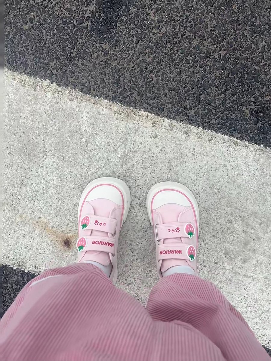 我妈说多大的人了还在穿童鞋……但是回力这一款真的很好看(除了鞋头看起来怪怪的)
总感觉流行是一种轮回，小时候穿过的样式长大了也喜欢