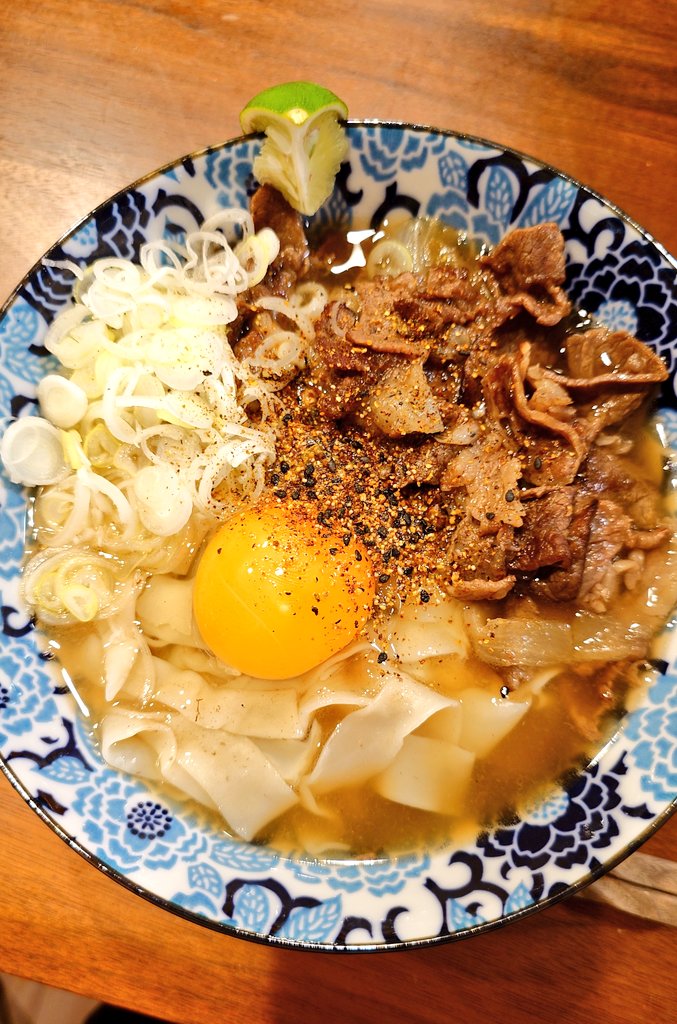 きしめん打った😋
煮干し鰹出汁、牛細切れ・玉ねぎ、隠し味に赤ワイン、巣立ちを絞ってうまい😋