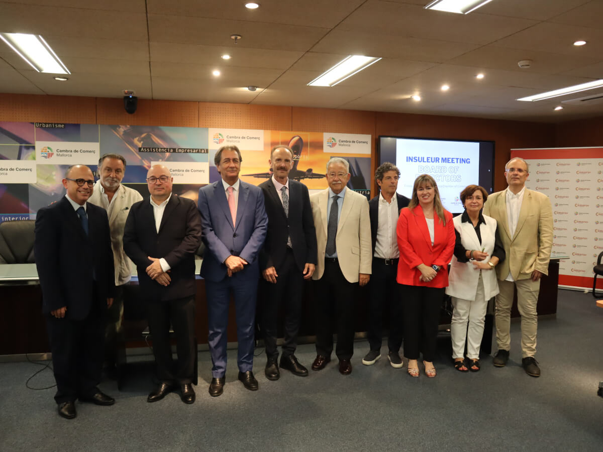 El presidente de la Cámara, Luis Padrón, asistió a la primera reunión del nuevo Comité Ejecutivo de <a href="/insuleur/">INSULEUR</a> , que se celebró la pasada semana en la <a href="/cambramallorca/">Cambra Mallorca</a>.