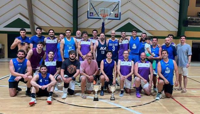 ADAAB del Sur. Equipos finalistas con sus trofeos.