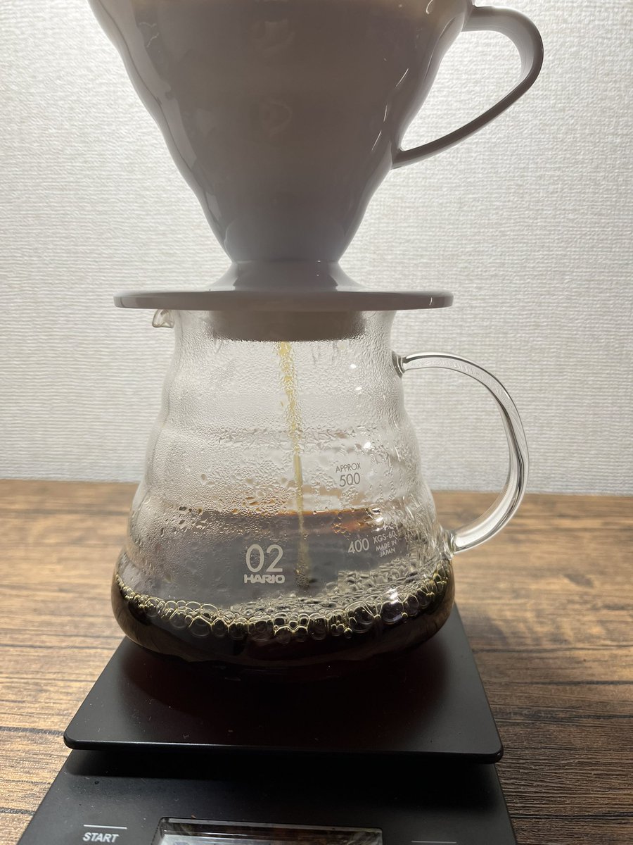 gorilla_roaster's tweet photo. こんばんは���いつもありがとうございます。gorilla_coffee_roasterです。夜コーヒーはブラジル、エチオピア、インドネシアのブレンド。コク・酸味・甘味のバランスが◎マイルドで飲みやすい一杯☕️ホッとできるこの時間が心地いい。
#自家焙煎
#コーヒーのある生活
#ブレンドコーヒー https://t.co/flevG7KrC2