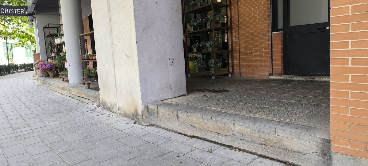 NECESITO por favor, que se le dé difusión a estas imágenes,  porque son de vergüenza. 
Que existan barreras arquitectónicas en un barrio relativamente nuevo es inadmisible. Los comerciantes no paran de quejarse al ayuntamiento. Y yo me uno a ello.

(Sevilla Este)