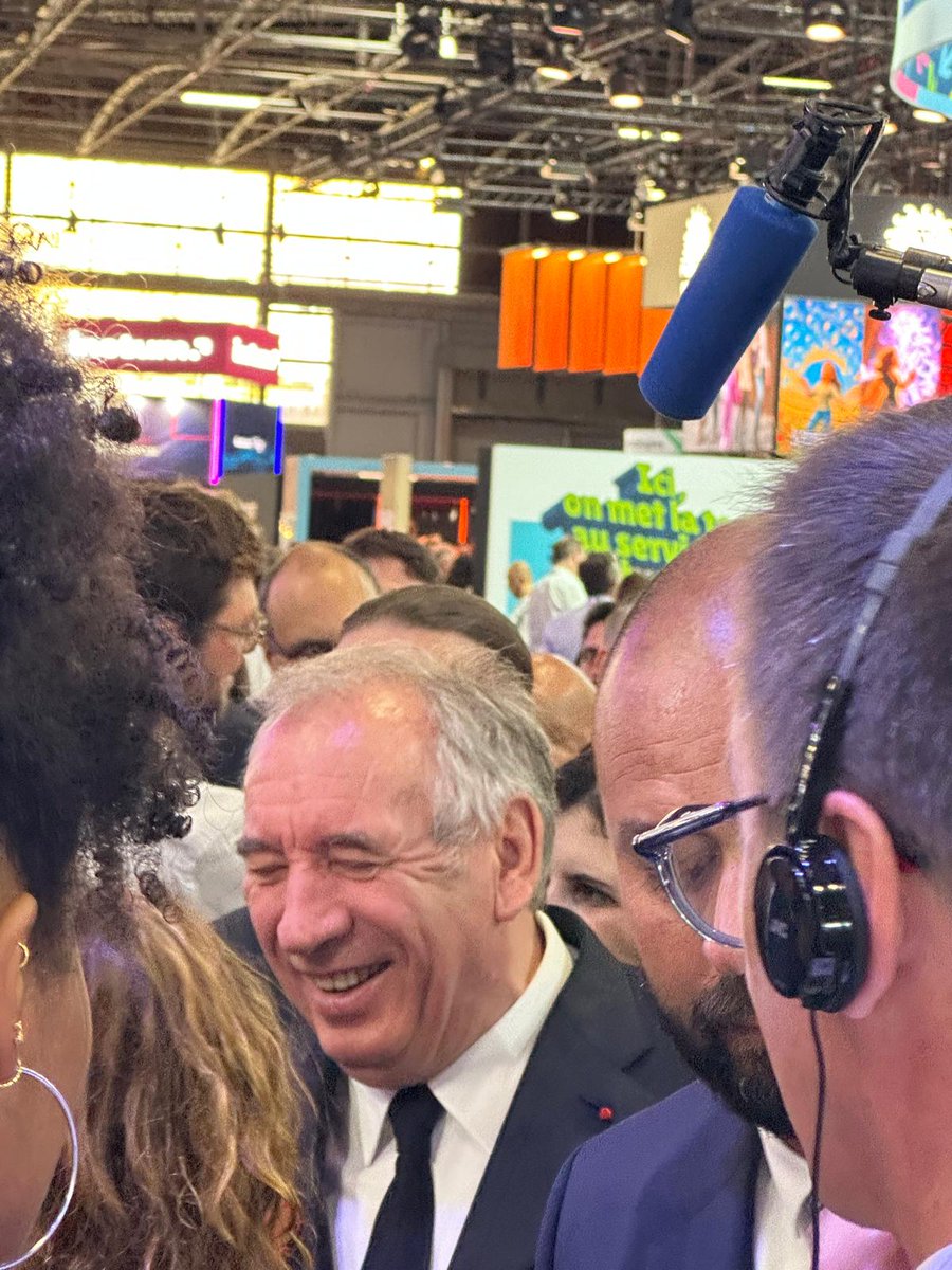 #Vivatech : un grand oui pour l’#IA, à condition de rester humain et éthique.
🎙️ “La seule chose que l’humain ne pourra outsourcer, c’est son intelligence.” Jensen Huang (CEO Nvidia)
L’intelligence humaine, avec sa complexité, doit rester le cœur de l’#Innovation.