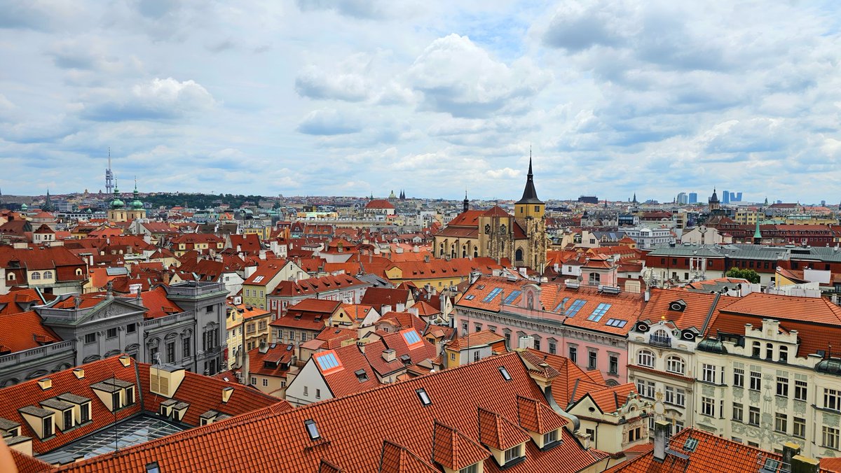 Una de las visitas que hemos hecho hoy en nuestro primer día en #Praga con <a href="/CzechRepublicES/">VisitCzechia_España</a>. Vistas espectaculares de la ciudad desde la Torre Astronomica.  #MeetingPoint2025