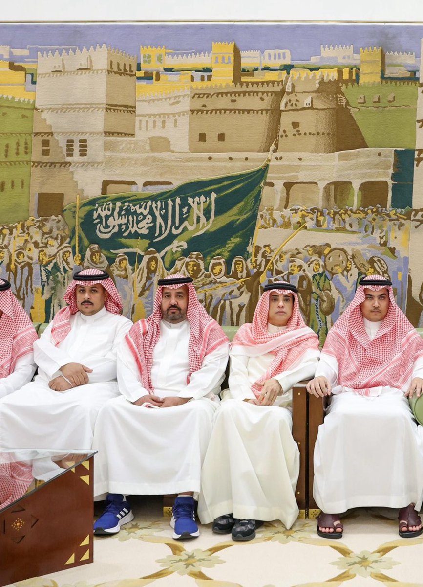 الثوب مع السنيكرز ماش
👇