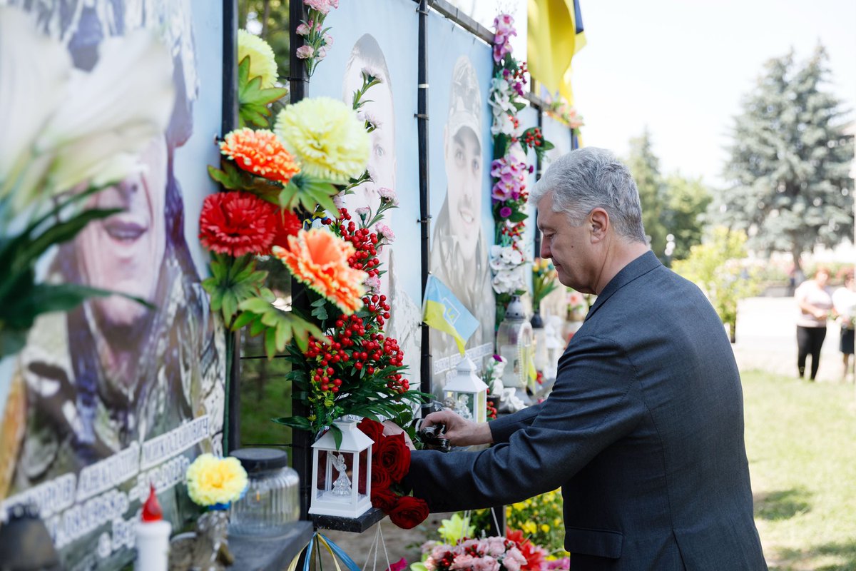 Імена… імена… імена… 75 синів України, які народилися на цій землі, віддали за неї життя. 

Алея пам’яті у Городківці — місце, куди треба прийти поклонитися, перш ніж ти в’їдеш у село. Сьогодні ми з Мариною почали день саме тут. Cхилили голови  перед пам’яттю про українських