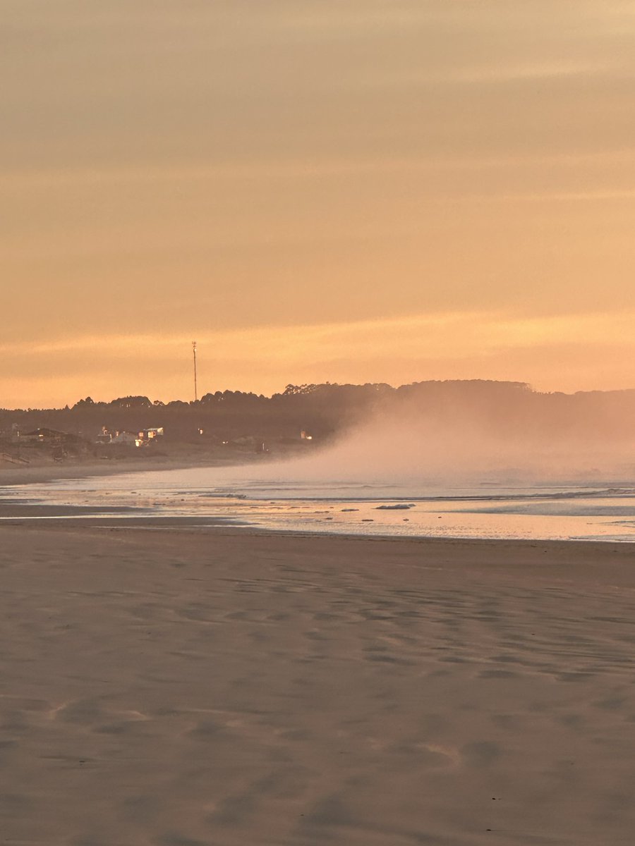 Lunes muy gélido 🥶🥶 amanece en Costa Azul, 7:41 hs. 
Ante la soledad  y la calma de la playa sale el 🌞 de otoño. 
Costa Azul, La Paloma, Rocha 🇺🇾<a href="/Uruguay_Natural/">Uruguay Natural</a> <a href="/MAmbienteuy/">Ministerio de Ambiente</a> <a href="/TurismoRocha/">Turismo Rocha</a>