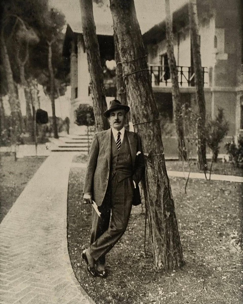 teatrolafenice's tweet photo. Giacomo Puccini nella sua villa di Viareggio in una foto del 1923 https://t.co/clJZxZDvNW