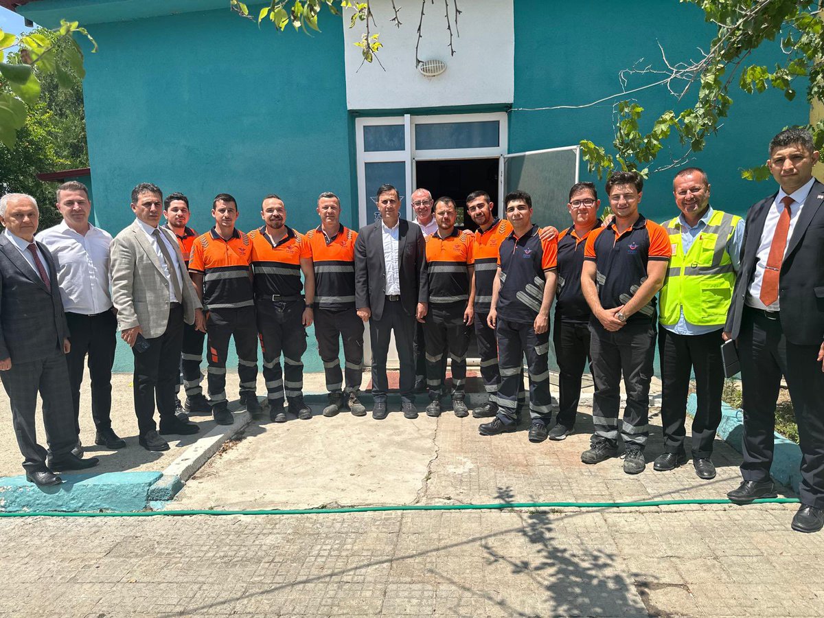 uyalcin_'s tweet photo. Osmanlı’ya 88 sene başkentlik etmiş şehrimiz📍Edirne’deyiz.

Ulusal ve uluslararası demiryolu taşımacılığı adına önemli lojistik operasyonlar yürüttüğümüz📍Kapıkule’de yer alan iş yerlerimizi ziyaret ettik, mesai arkadaşlarımızla bir araya geldik.
 
Araç Bakım Depo Şefliği, Lojistik Müdürlüğü ve Yolcu Hizmetleri Şefliğimizde görev yapan demiryolcularla hasbihal ettik; lojistik hizmetlerimiz ve periyodik bakımlarımız ile yük ve yolcu taşımalarımıza dair brifing aldık. 

İstanbul Sofya Ekspresi güzergâhında her yıl 80 bini aşkın yolcumuzu ağırlayan Kapıkule; Ulaştırma ve Altyapı Bakanımız Sn. @a_uraloglu’nun teşrifleriyle temelinin atıldığı Halkalı - Kapıkule Demiryolu Hattı Projesi'nin tamamlanmasıyla yolcu taşımacılığının kalbi olarak bizlere gurur vermeye devam edecek. 

Yük taşımalarımızın yurt dışı adresi olan ve gümrük işlemlerimizin de gerçekleştirildiği sınır kapımız sayesinde Avrupa’yla Asya arasında güçlü bağlar kuruyor; ulusal ve uluslararası yolcu taşımacılığında sınırların ötesine geçiyoruz!

#TürkiyeHızlanıyor 🇹🇷