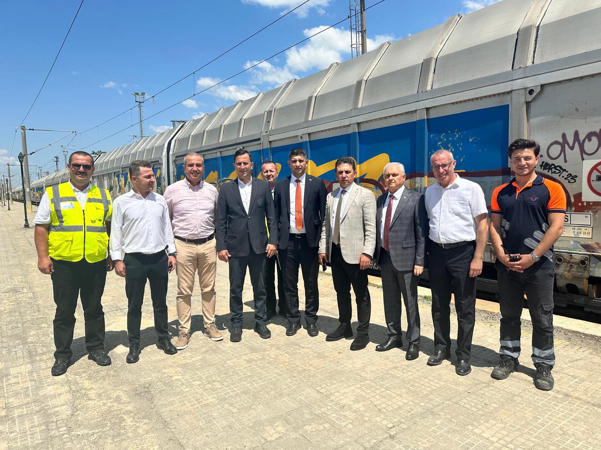 uyalcin_'s tweet photo. Osmanlı’ya 88 sene başkentlik etmiş şehrimiz📍Edirne’deyiz.

Ulusal ve uluslararası demiryolu taşımacılığı adına önemli lojistik operasyonlar yürüttüğümüz📍Kapıkule’de yer alan iş yerlerimizi ziyaret ettik, mesai arkadaşlarımızla bir araya geldik.
 
Araç Bakım Depo Şefliği, Lojistik Müdürlüğü ve Yolcu Hizmetleri Şefliğimizde görev yapan demiryolcularla hasbihal ettik; lojistik hizmetlerimiz ve periyodik bakımlarımız ile yük ve yolcu taşımalarımıza dair brifing aldık. 

İstanbul Sofya Ekspresi güzergâhında her yıl 80 bini aşkın yolcumuzu ağırlayan Kapıkule; Ulaştırma ve Altyapı Bakanımız Sn. @a_uraloglu’nun teşrifleriyle temelinin atıldığı Halkalı - Kapıkule Demiryolu Hattı Projesi'nin tamamlanmasıyla yolcu taşımacılığının kalbi olarak bizlere gurur vermeye devam edecek. 

Yük taşımalarımızın yurt dışı adresi olan ve gümrük işlemlerimizin de gerçekleştirildiği sınır kapımız sayesinde Avrupa’yla Asya arasında güçlü bağlar kuruyor; ulusal ve uluslararası yolcu taşımacılığında sınırların ötesine geçiyoruz!

#TürkiyeHızlanıyor 🇹🇷