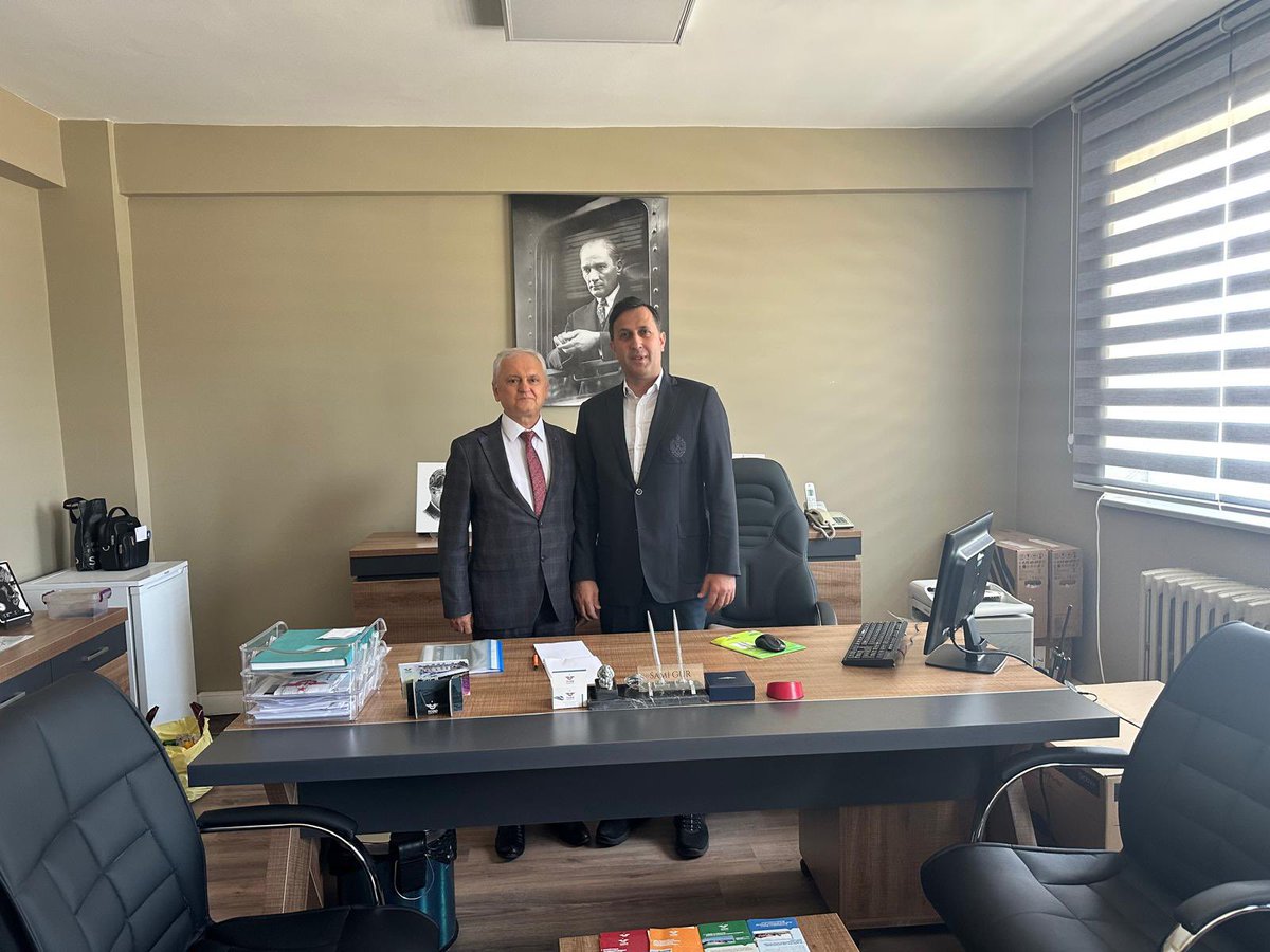 uyalcin_'s tweet photo. Osmanlı’ya 88 sene başkentlik etmiş şehrimiz📍Edirne’deyiz.

Ulusal ve uluslararası demiryolu taşımacılığı adına önemli lojistik operasyonlar yürüttüğümüz📍Kapıkule’de yer alan iş yerlerimizi ziyaret ettik, mesai arkadaşlarımızla bir araya geldik.
 
Araç Bakım Depo Şefliği, Lojistik Müdürlüğü ve Yolcu Hizmetleri Şefliğimizde görev yapan demiryolcularla hasbihal ettik; lojistik hizmetlerimiz ve periyodik bakımlarımız ile yük ve yolcu taşımalarımıza dair brifing aldık. 

İstanbul Sofya Ekspresi güzergâhında her yıl 80 bini aşkın yolcumuzu ağırlayan Kapıkule; Ulaştırma ve Altyapı Bakanımız Sn. @a_uraloglu’nun teşrifleriyle temelinin atıldığı Halkalı - Kapıkule Demiryolu Hattı Projesi'nin tamamlanmasıyla yolcu taşımacılığının kalbi olarak bizlere gurur vermeye devam edecek. 

Yük taşımalarımızın yurt dışı adresi olan ve gümrük işlemlerimizin de gerçekleştirildiği sınır kapımız sayesinde Avrupa’yla Asya arasında güçlü bağlar kuruyor; ulusal ve uluslararası yolcu taşımacılığında sınırların ötesine geçiyoruz!

#TürkiyeHızlanıyor 🇹🇷