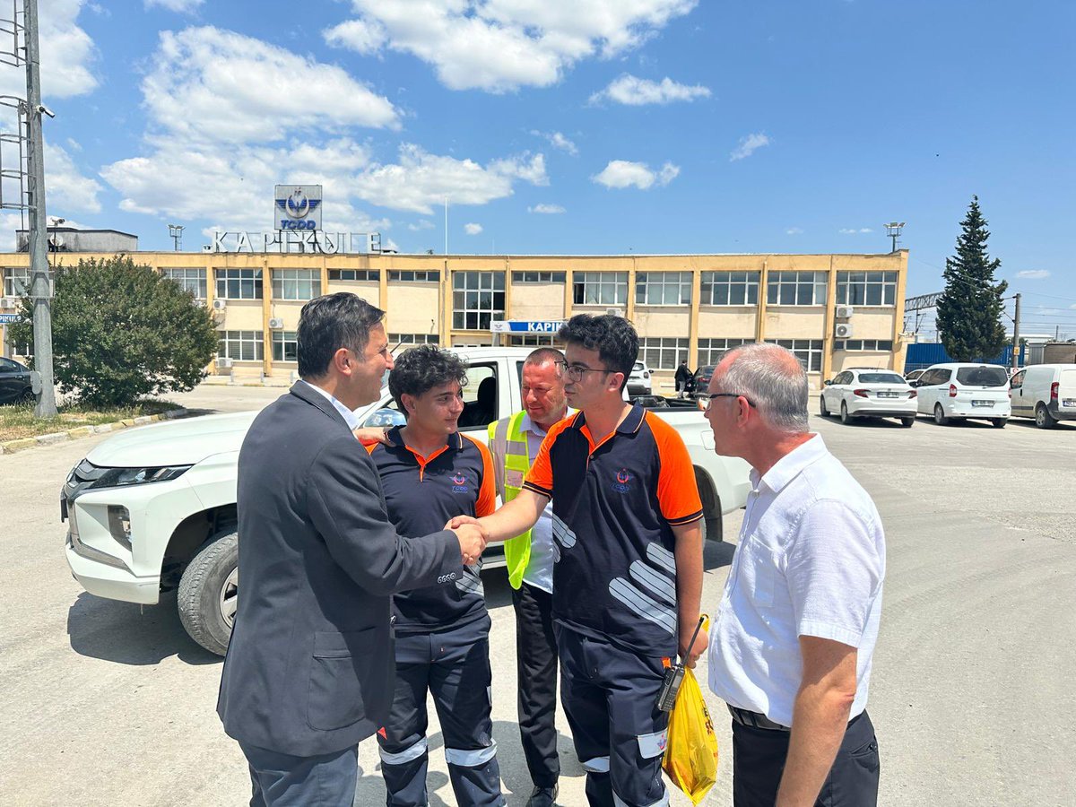 uyalcin_'s tweet photo. Osmanlı’ya 88 sene başkentlik etmiş şehrimiz📍Edirne’deyiz.

Ulusal ve uluslararası demiryolu taşımacılığı adına önemli lojistik operasyonlar yürüttüğümüz📍Kapıkule’de yer alan iş yerlerimizi ziyaret ettik, mesai arkadaşlarımızla bir araya geldik.
 
Araç Bakım Depo Şefliği, Lojistik Müdürlüğü ve Yolcu Hizmetleri Şefliğimizde görev yapan demiryolcularla hasbihal ettik; lojistik hizmetlerimiz ve periyodik bakımlarımız ile yük ve yolcu taşımalarımıza dair brifing aldık. 

İstanbul Sofya Ekspresi güzergâhında her yıl 80 bini aşkın yolcumuzu ağırlayan Kapıkule; Ulaştırma ve Altyapı Bakanımız Sn. @a_uraloglu’nun teşrifleriyle temelinin atıldığı Halkalı - Kapıkule Demiryolu Hattı Projesi'nin tamamlanmasıyla yolcu taşımacılığının kalbi olarak bizlere gurur vermeye devam edecek. 

Yük taşımalarımızın yurt dışı adresi olan ve gümrük işlemlerimizin de gerçekleştirildiği sınır kapımız sayesinde Avrupa’yla Asya arasında güçlü bağlar kuruyor; ulusal ve uluslararası yolcu taşımacılığında sınırların ötesine geçiyoruz!

#TürkiyeHızlanıyor 🇹🇷
