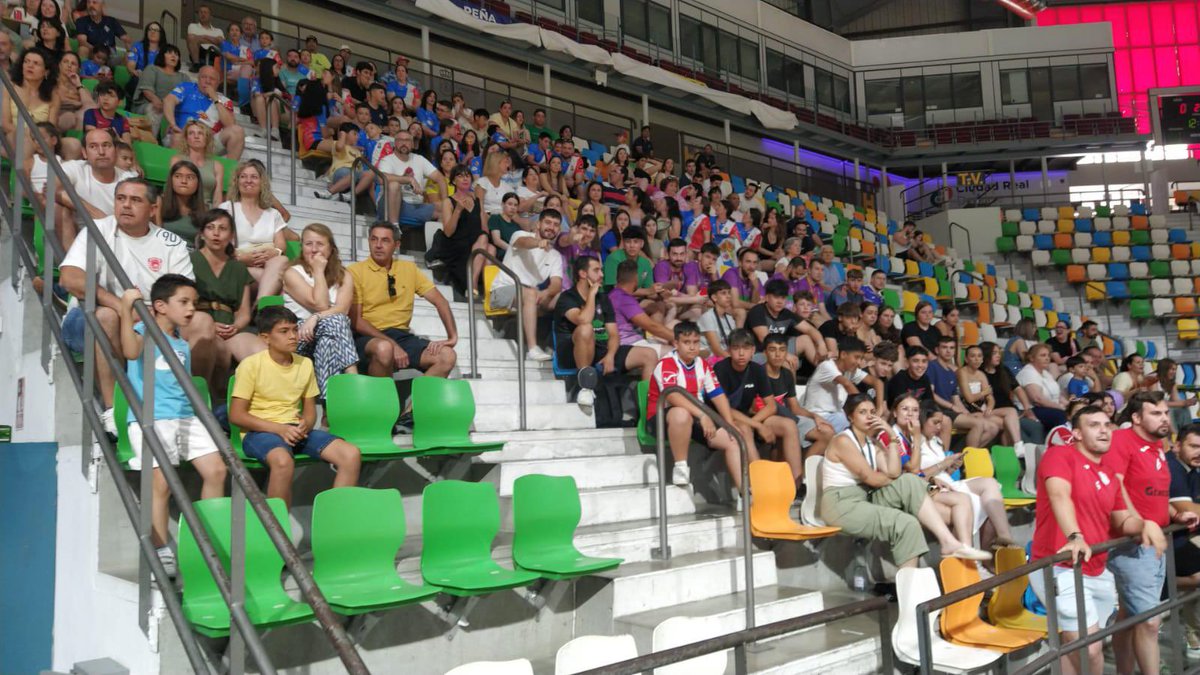 El vicep.Luis Alberto Marín asistió a la Fase Final de las Ligas Comarcales de Fútbol Sala 2024-2025 q enfrentó este fin de semana en el Quijote Arena a equipos representantes de los ayuntamientos de Almuradiel , Argamasilla de Calatrava , Puebla de Don Rodrigo y Los Cortijos