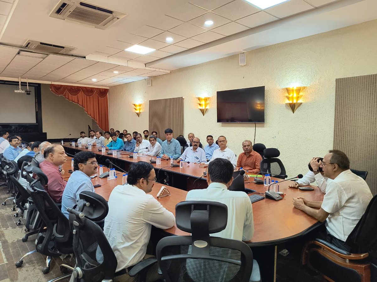 EXCISECGST's tweet image. CGST Indore has organized &apos;GST Conclave&apos; on 16.06.2025. During &apos;GST Pakhwada&apos; on the occasion of GST Day 2025 which is attended by industry leaders, tax experts &amp;amp; various associations.

A GST HELPDESK is also set up here for trade grievances &amp;amp; resolving issues faced by them.