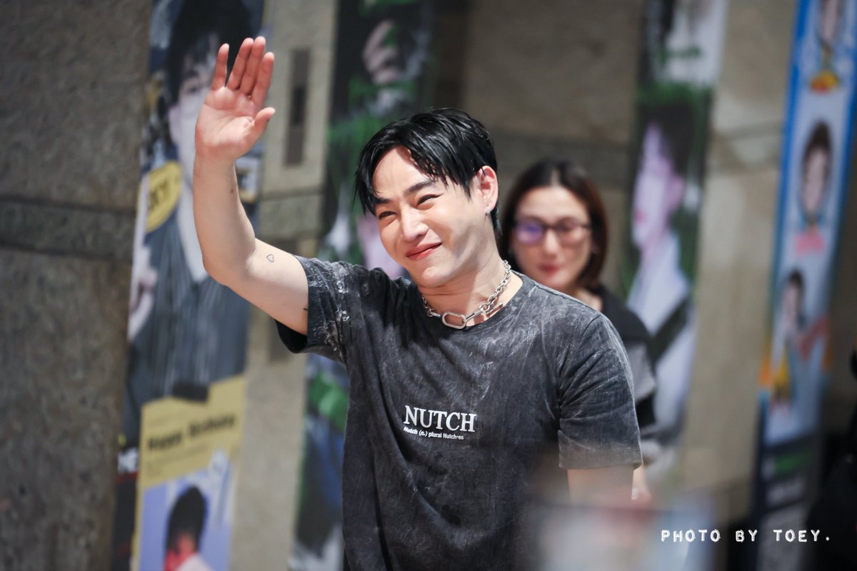 photobytoey's tweet photo. เสื้อทำขายด้วยปะคะนี่ 😁

@peckpalit 
#เป๊กผลิตโชค 
#PeckPalitchoke
#photobytoey
#palitgallery https://t.co/HMC2oatryf