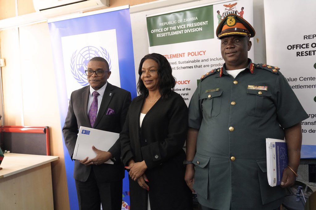 UNDP Zambia (@undpzambia) on Twitter photo Grateful to Japan & <a href="/jica_direct_en/">JICA - Japan International Cooperation Agency</a> for their support & to ๐ฟ๐ฒ Govt for leading efforts to aid displaced persons. With <a href="/ZNS/">Eileen O'Neill</a>, 35km of roads & 2 crossing points to be built in Meheba & Mayukwayukwa. Over K30.6m committed. Grateful to Japan & <a href="/jica_direct_en/">JICA - Japan International Cooperation Agency</a> for their support & to ๐ฟ๐ฒ Govt for leading efforts to aid displaced persons. With <a href="/ZNS/">Eileen O'Neill</a>, 35km of roads & 2 crossing points to be built in Meheba & Mayukwayukwa. Over K30.6m committed.