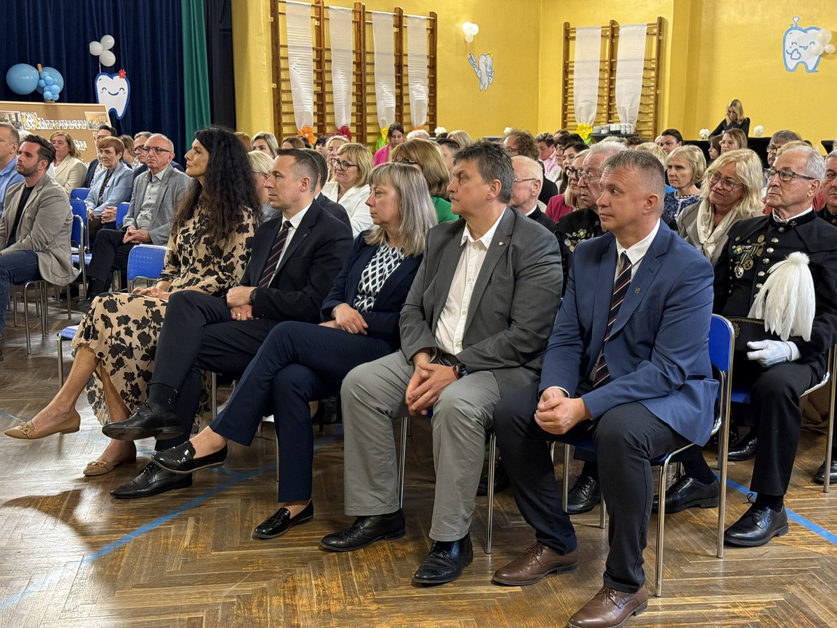 Dolnośląski Urząd Wojewódzki 🇵🇱 (@wojewodzkiurzad) on Twitter photo Wałbrzych ma 7. szkolny gabinet dentystyczny! Program miasta to wzór dla innych samorządów. Wojewoda <a href="/AZabska/">Anna Żabska 🇵🇱🇪🇺🏰🏀</a> przypomniała, że działa już jej zespół ds. stomatologii dziecięcej, który pracuje nad poprawą opieki dla całego województwa. #dolnośląskie Wałbrzych ma 7. szkolny gabinet dentystyczny! Program miasta to wzór dla innych samorządów. Wojewoda <a href="/AZabska/">Anna Żabska 🇵🇱🇪🇺🏰🏀</a> przypomniała, że działa już jej zespół ds. stomatologii dziecięcej, który pracuje nad poprawą opieki dla całego województwa. #dolnośląskie