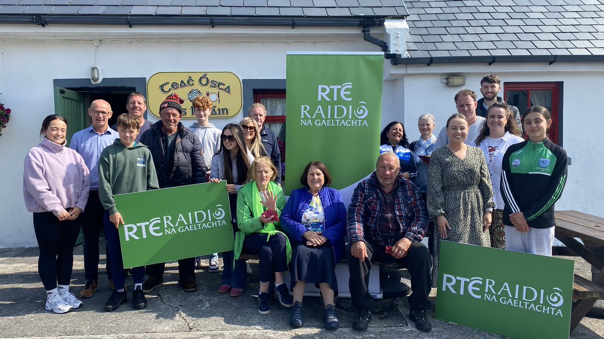 IrisAniar's tweet photo. Cuireadh an-fháilte romhainn in Inis Meáin maidin Dé hAoine agus muid ag craoladh beo ó Theach Ósta Inis Meáin 🎂🪕🎶 https://t.co/CDv3L78zqh