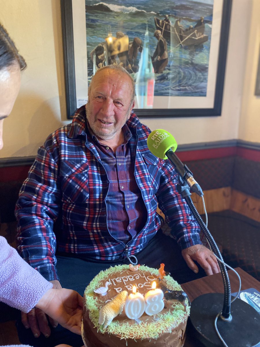 IrisAniar's tweet photo. Cuireadh an-fháilte romhainn in Inis Meáin maidin Dé hAoine agus muid ag craoladh beo ó Theach Ósta Inis Meáin 🎂🪕🎶 https://t.co/CDv3L78zqh