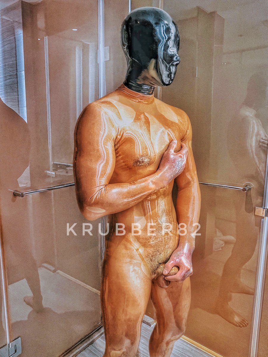 《透明拘束下的全封膠肉體：慾望凝視》

被透明膠膜緊緊包覆的肉體毫不遮掩。
握住性器、發脹、濕潤，
反射出的畫面淫靡異常。
這是純粹的享受與慾望。
透明、變態、被物化的展示體。