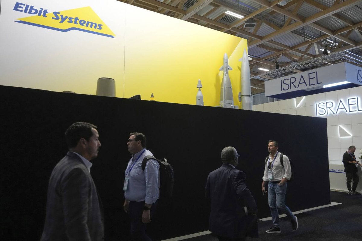 Emmanuel Macron a ordonné au Salon du Bourget de voiler les entreprises israéliennes exposant des armes offensives.

Pour information, les entreprises turques et chinoises sont autorisées à exposer leurs drones et bombardiers. Il faut dire que la persécution des Kurdes et le