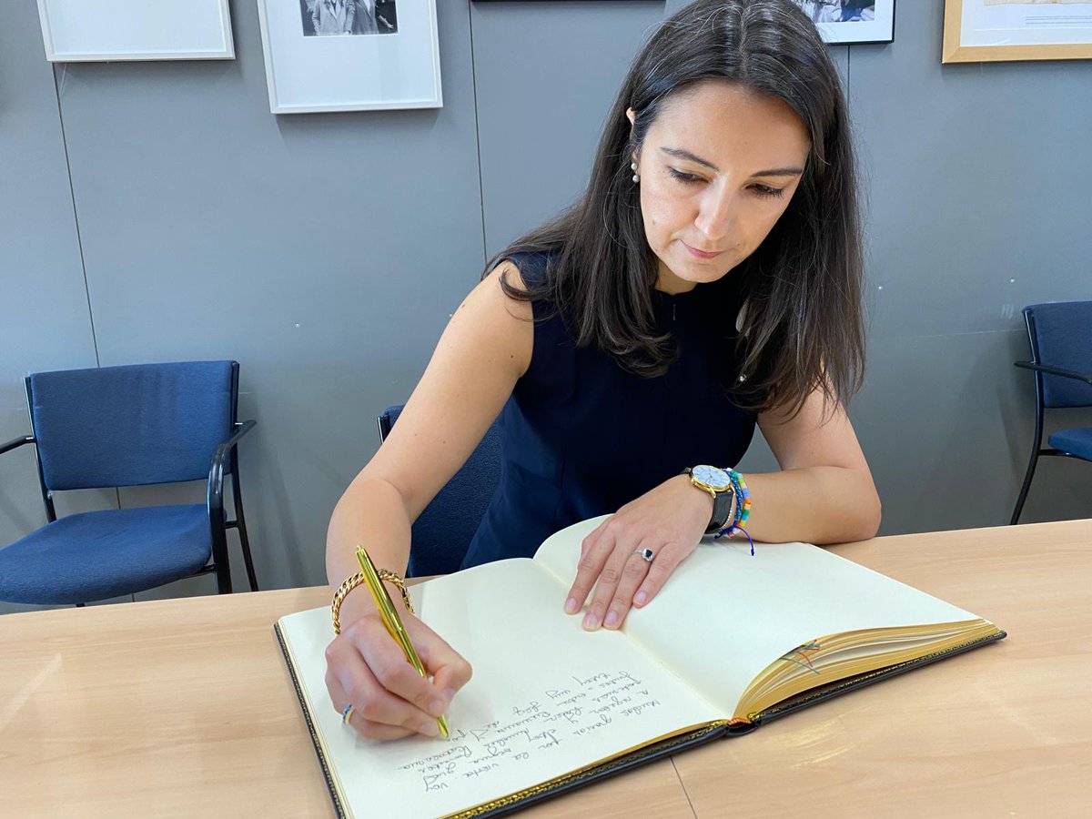 arxiunacional's tweet photo. #AliancesDARxiu 🏛️ | Ens visita la cònsol general de Romania a Barcelona @GatejeanuS, quan es compleixen 140 anys d’aquesta representació diplomàtica 🤝🏻 🇷🇴

👀 Estudiem vies de col·laboració per difondre testimonis de la relació històrica de molts compatriotes amb Catalunya 📜 https://t.co/pPpbPVilrs