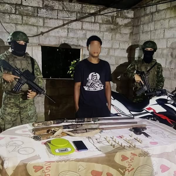 NotimilOficial's tweet photo. 🚨 En #Quinindé, #Esmeraldas, #FFAAContigo armadas detuvieron a un presunto miembro del GDO “Los Chukis” e incautaron armas, municiones y una motocicleta.
El aprehendido fue entregado a las autoridades.
#FFAAContigo #BloqueDeSeguridad #EcuadorUnaSolaFuerza 🇪🇨 https://t.co/LUAh9d2rdl