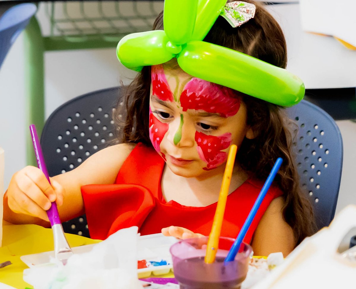 ضمن مبادرة "فرحة العيد" وبروح من التعاون الإنساني، نظّمت جمعية أصدقاء مرضى السرطان بالتعاون مع الهلال الأحمر الإماراتي – الشارقة فعالية مميزة تهدف إلى إدخال البهجة على قلوب الأطفال، بمشاركة مجموعة من أبناء مرضى السرطان والناجين منه.