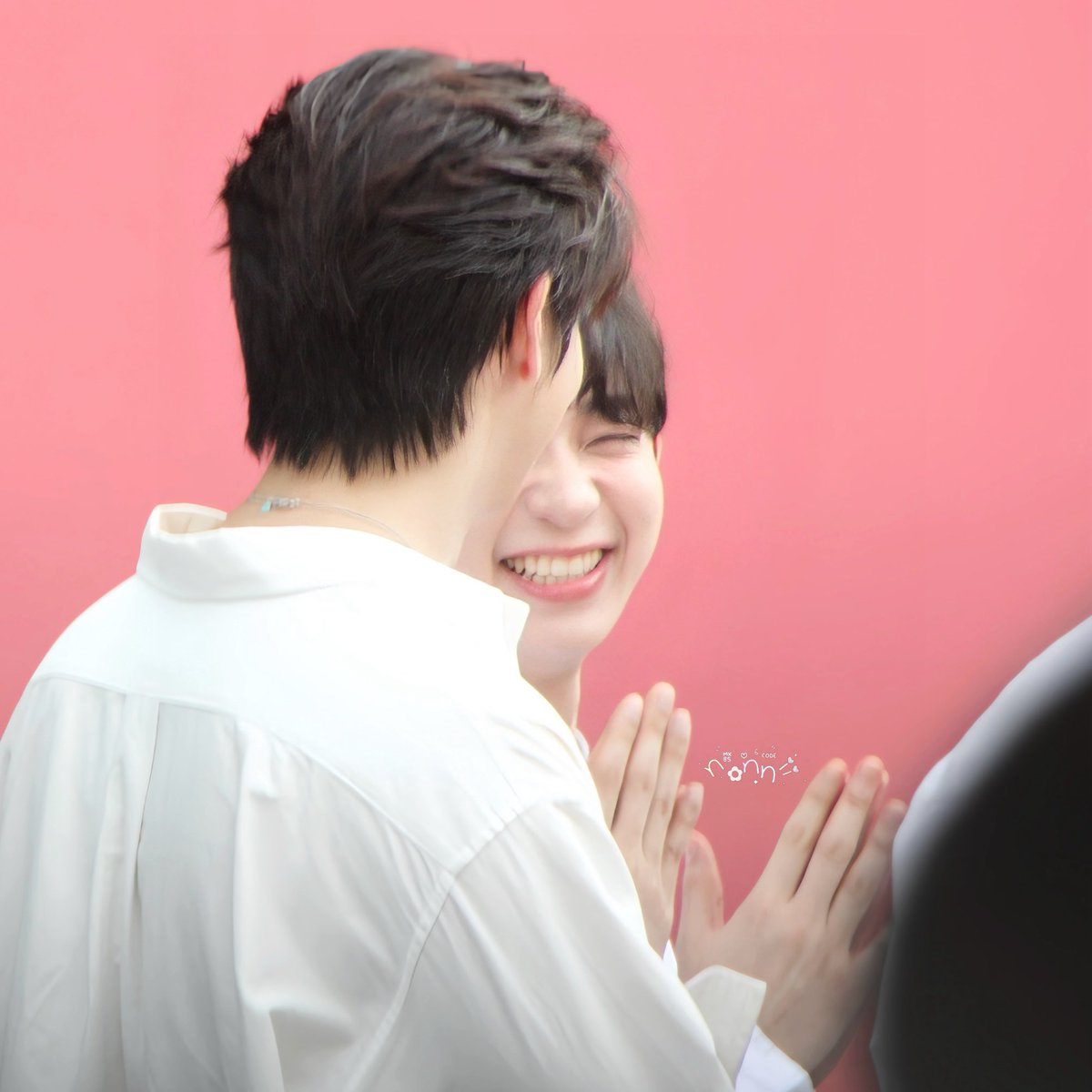 malittlebas's tweet photo. อ้ายเหี้ยเอ้ย หวานมากกก ชานมจืดไปเลย ยิ้มหวานมากเลยอ่ะ แล้วคนที่ได้เห็นสิ่งนี้ใกล้ที่สุดคือนายรชต 🤧 https://t.co/fDogJpUsiA