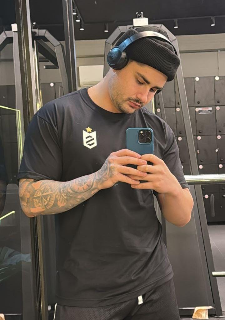 Centrlucassouza's tweet photo. Se tem música, tem motivo pra sorrir. Bom dia, fandom! https://t.co/13fTwwey9G