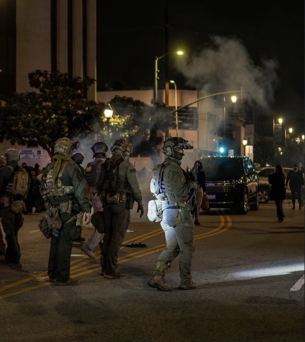 ZoneKrieg's tweet photo. #FBI #SWAT bei Protesten in #LosAngeles 

#LosAngelesProtests #LosAngelesRiots #Trump #USA https://t.co/X5cohwWJcE