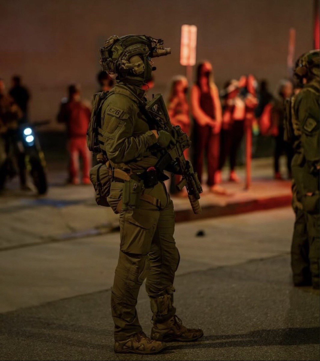 ZoneKrieg's tweet photo. #FBI #SWAT bei Protesten in #LosAngeles 

#LosAngelesProtests #LosAngelesRiots #Trump #USA https://t.co/X5cohwWJcE