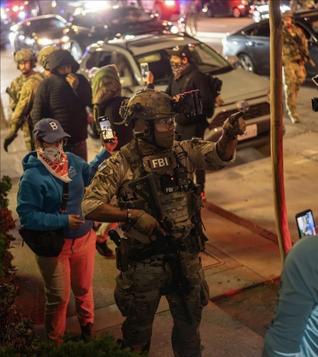 ZoneKrieg's tweet photo. #FBI #SWAT bei Protesten in #LosAngeles 

#LosAngelesProtests #LosAngelesRiots #Trump #USA https://t.co/X5cohwWJcE