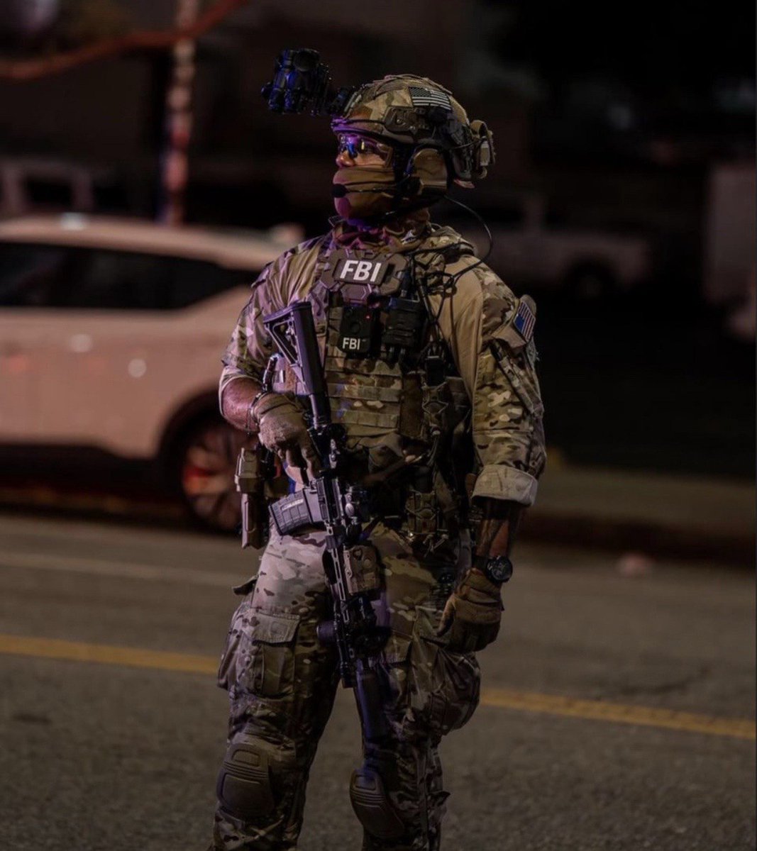 ZoneKrieg's tweet photo. #FBI #SWAT bei Protesten in #LosAngeles 

#LosAngelesProtests #LosAngelesRiots #Trump #USA https://t.co/X5cohwWJcE