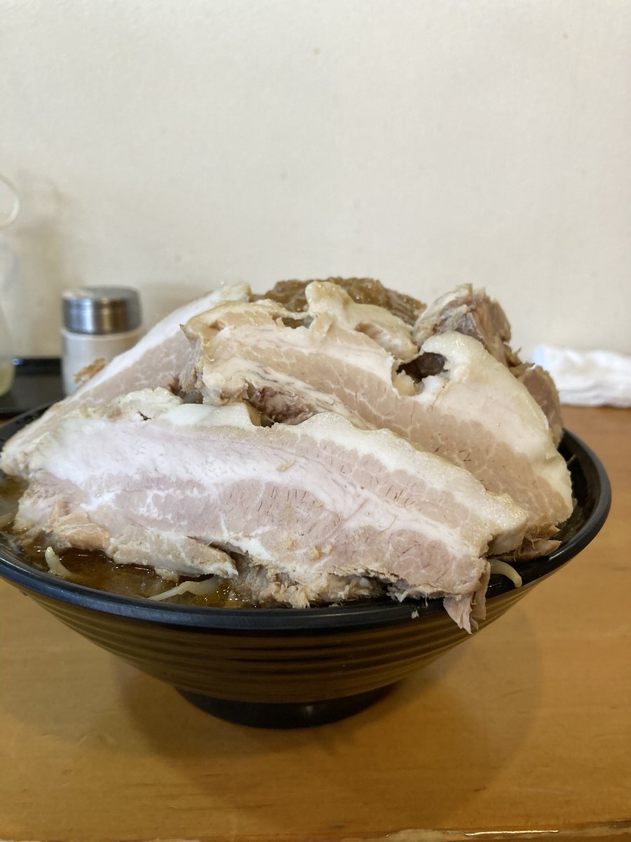 daikokusan358's tweet photo. こんにちは😃千曲市の『福助さん』障害のある店主さんが作る渾身の一杯🍜❣️福助味噌大大¥900😽分厚い焼豚が４枚も乗っていて、この時代に¥900ですよー‼️コスパ最高級のラーメンです♪頑張って美味しいラーメンをお客様に提供し続けて欲しいです🙏 https://t.co/EPfMXGjUMx