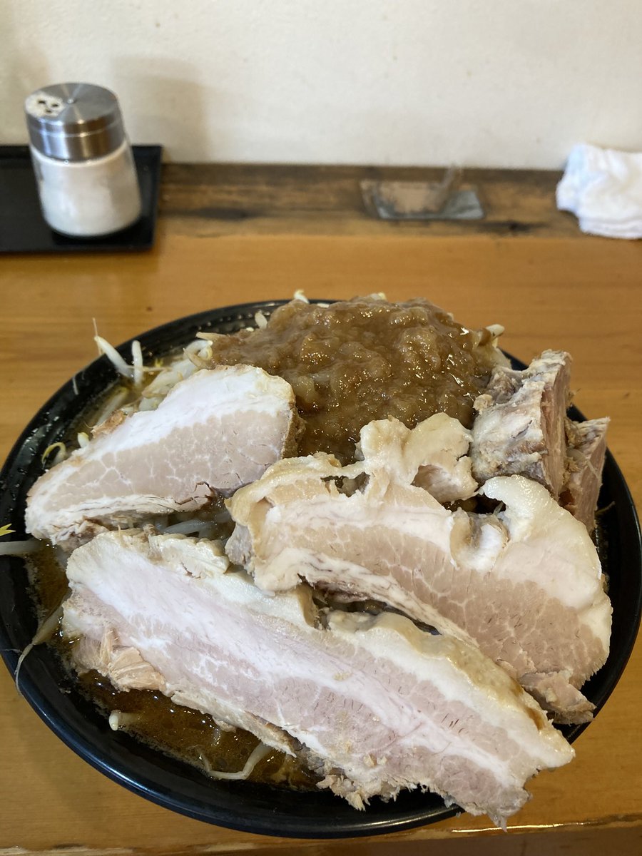 daikokusan358's tweet photo. こんにちは😃千曲市の『福助さん』障害のある店主さんが作る渾身の一杯🍜❣️福助味噌大大¥900😽分厚い焼豚が４枚も乗っていて、この時代に¥900ですよー‼️コスパ最高級のラーメンです♪頑張って美味しいラーメンをお客様に提供し続けて欲しいです🙏 https://t.co/EPfMXGjUMx