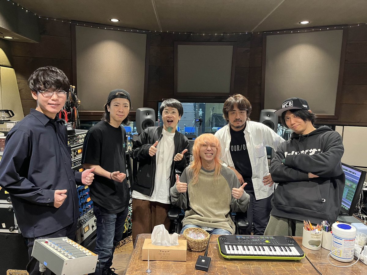 tomoyatabuchiBa's tweet photo. レコーディング時の写真です。
① DIALOGUE＋THE MOVIE
詞曲アレンジWienners玉屋2060%さん・ベースWienners∴560∵さん・ドラム森田龍之助さん・共同アレンジ半田翼くん・エンジニア中谷浩平さん

② DIALOGUE＋THE MOVIE・午前6時の友達へ
アレンジAkkiくん・半田翼くん・真部裕ストリングス https://t.co/43bBVQ9mWm