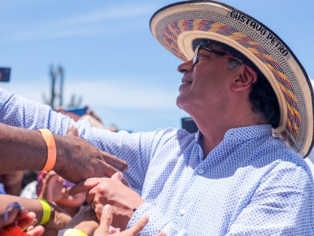 ElizbethCristi7's tweet photo. Les gana la Presidencia, les incauta la cocaína a cifras récord, les quita el botín de Ecopetrol que se robaron por 18 años, les destapa los billones de las EPS y les expone su negocio, les toca el negocio de las pensiones, de las concesiones corruptas, se les mete a la cloaca Fiduprevisora, les ataca los bienes de la mafia con la SAE, lleva las tierras que despojaron a los campesinos, se gana el respeto mundial.
¿Ya ven por qué el odio de la derecha contra @petrogustavo? Es entendible.