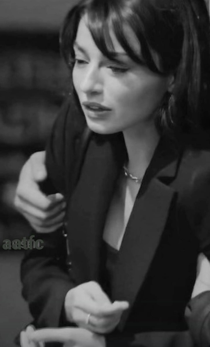 o siyah beyaz 
#AyçaAyşinTuran  #AATFC