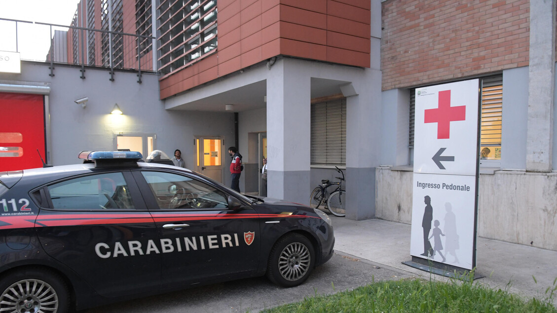 Radio1Rai's tweet photo. 🔵#Varese Entra in ospedale con una pistola addosso e uccide la moglie ricoverata. Subito dopo si suicida con la stessa arma. E' accaduto ad #Angera. Coinvolta una coppia di anziani. Potrebbe trattarsi di una storia di disperazione https://t.co/j7GqlhDvgB