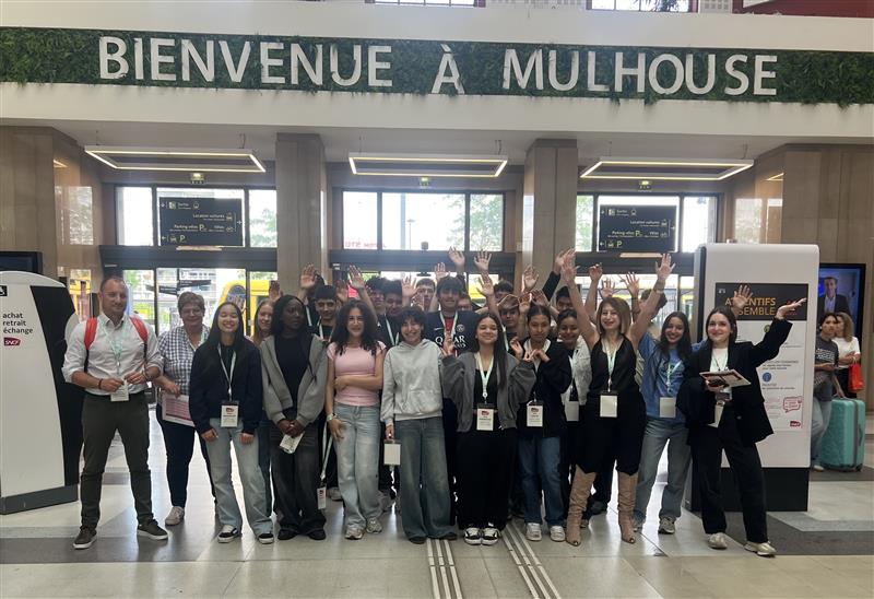 Steph_Dommange's tweet image. Aujourd’hui en #GrandEst, le @GroupeSNCF concrétise un de ses engagements aux côtés des rectorats de la @RA_GrandEst en accueillant pour les 2 semaines à venir près de 75 élèves de 2nde dans le cadre de l’opération #1élève1stage 🎓 !
🗓️ Du 16 au 27 juin, ces jeunes vivront aux…