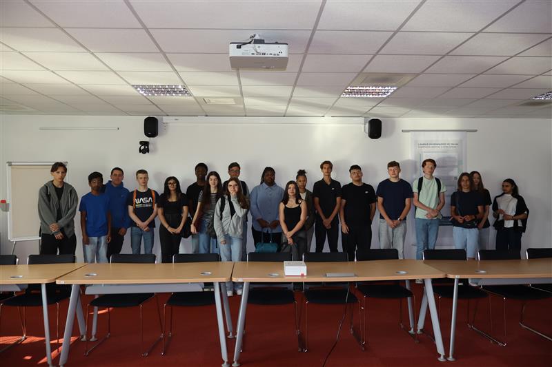 Steph_Dommange's tweet image. Aujourd’hui en #GrandEst, le @GroupeSNCF concrétise un de ses engagements aux côtés des rectorats de la @RA_GrandEst en accueillant pour les 2 semaines à venir près de 75 élèves de 2nde dans le cadre de l’opération #1élève1stage 🎓 !
🗓️ Du 16 au 27 juin, ces jeunes vivront aux…