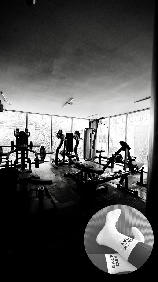 sabrr_shukarr's tweet photo. Heavy on the weights, heavier on the donโt-mess-with-me energy. ๐๐ปโโ๏ธ๐ค
#happiesthour ๐ซ
#backday https://t.co/6I9Mq4y3Wq