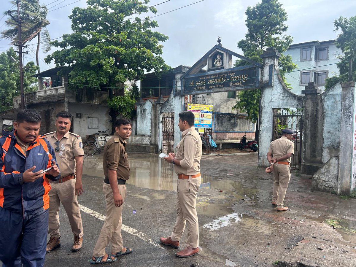 RTO_Navsari's tweet photo. શાળા માર્ગ સલામતી જાગૃતિ અભિયાન-૨૦૨૫ અંતર્ગત તા:-૧૬/૦૬/૨૦૨૫ ના રોજ શ્રી સરદાર શારદા મંદીર, વિજલપોર, નવસારી ખાતે એઆરટીઓ નવસારી તથા  જિલ્લા ટ્રાફીક શાખા નવસારીના અધિકારીઓ દ્વારા ચેકીંગનું આયોજન કરવામાં આવ્યું@GRSAofficial @COTGuj_office @CollectorNav @SP_Navsari https://t.co/hibtdvpmpn