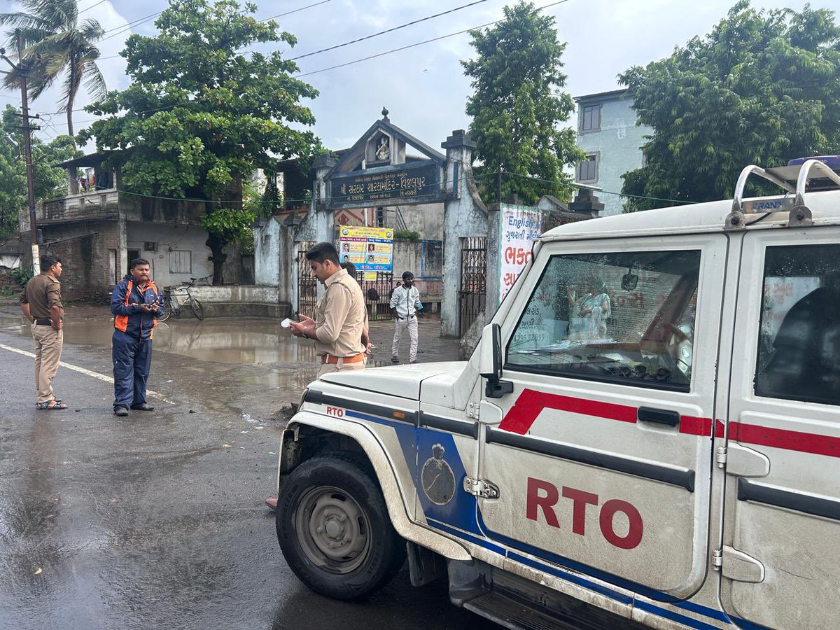 RTO_Navsari's tweet photo. શાળા માર્ગ સલામતી જાગૃતિ અભિયાન-૨૦૨૫ અંતર્ગત તા:-૧૬/૦૬/૨૦૨૫ ના રોજ શ્રી સરદાર શારદા મંદીર, વિજલપોર, નવસારી ખાતે એઆરટીઓ નવસારી તથા  જિલ્લા ટ્રાફીક શાખા નવસારીના અધિકારીઓ દ્વારા ચેકીંગનું આયોજન કરવામાં આવ્યું@GRSAofficial @COTGuj_office @CollectorNav @SP_Navsari https://t.co/hibtdvpmpn