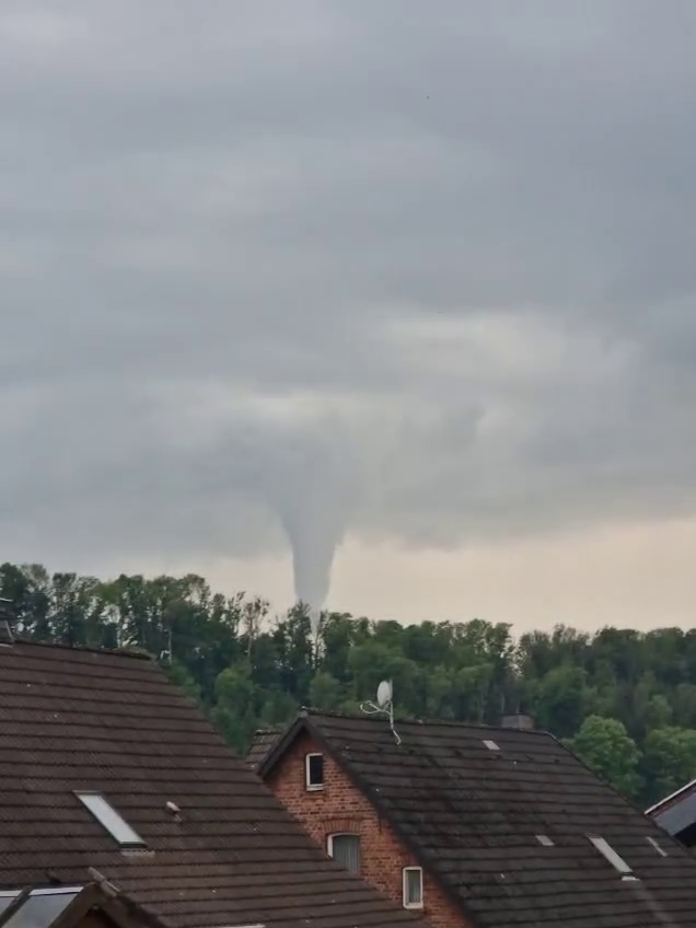 irene_makarenko's tweet photo. June 15, add.4
#ClimateAwareness🚩keep informed

⛈️Severe thunderstorms hit Ostwestfalen-Lippe reg, Nordrhein-Westfalen, #Germany 
🌪️Tornado in Altenbeken, Germany
🌧️Large hail in Teruel, Aragon, #Spain
🌊Heavy rain hit Takoradi, #Ghana 
🌀Typhoon #Wutip leaves 6 dead, C #Vietnam https://t.co/gd72DGVoBP